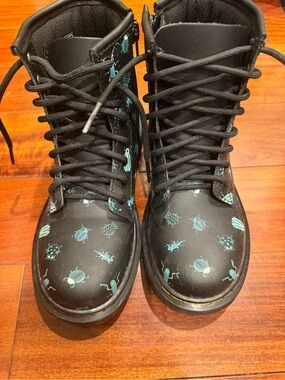 Dr. Martens Black Lace-Up Boots with Teal glow in the darkBeetle Print - junior